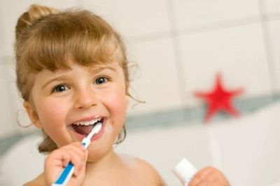 Dein Leitfaden über Milchzähne - Kind putzt Zähne